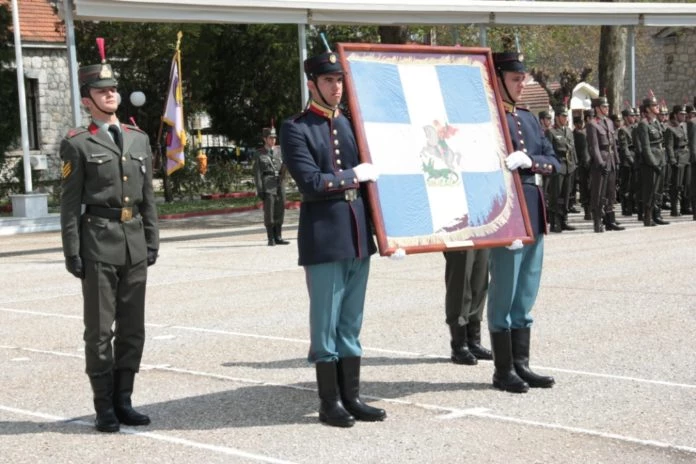 Πεζικό: Γιατί οι σημαίες του φέρουν τον Άγιο Γεώργιο